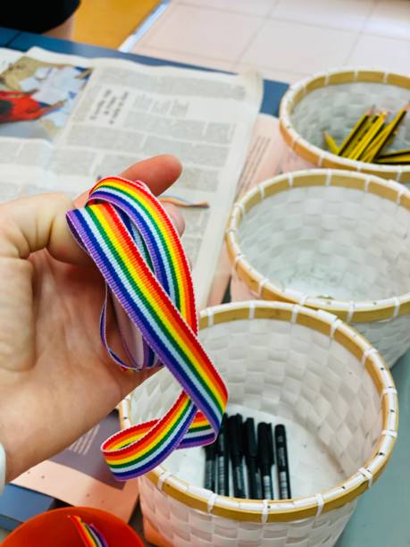 nastri con i colori della bandiera lgtbi per realizzare bracciali e fiocchi - gay pride wristband rainbow lgbt foto e immagini stock