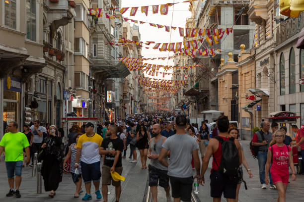 istock Crowd at İstiklal Avenue 1325966399