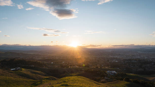 paisagem da cidade de hastings vista do parque te mata ao nascer do sol. hawke's bay - city of sunrise bay mountain peak cloud - fotografias e filmes do acervo