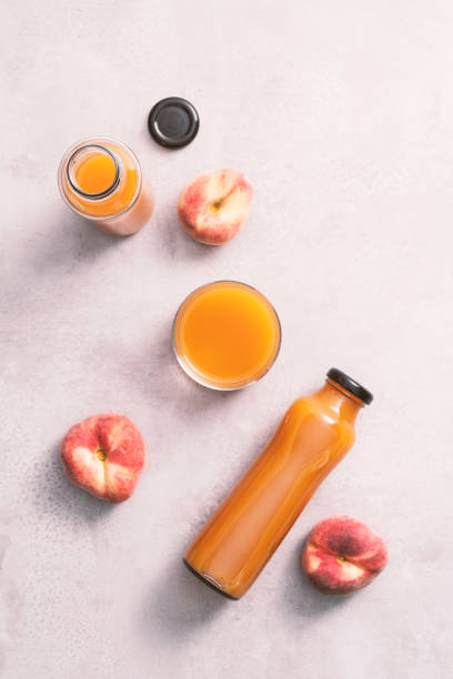 peach juice and peaches - peach juice imagens e fotografias de stock