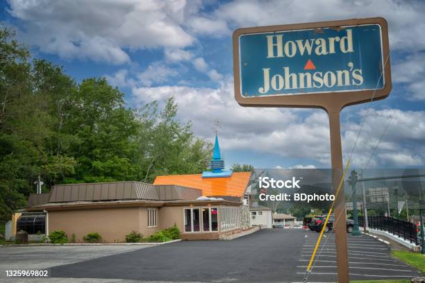 The Last Howard Johnsons Stock Photo - Download Image Now - Restaurant, Architecture, Building Exterior