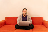 junge-mann-dating-online-mit-computer-zu-hause.jpg?b=1&s=170x170&k=20&c=oPbuybTu6wFUPwEvr5mGP51QEZTUO10JaVc9c6k9NR0=