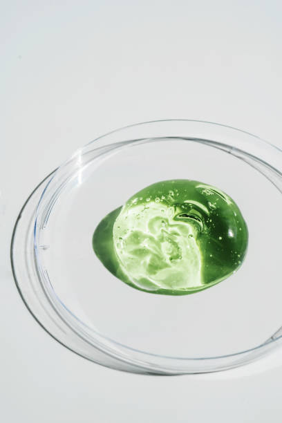 texture in gel verde di un prodotto per la cura cosmetica. - hair gel beauty and health isolated medicine foto e immagini stock