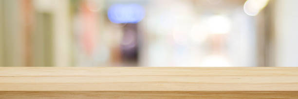 Table and blur background, Wooden counter over blur bokeh light background, Brown wood table top, shelf for food and retail shop, store product display backdrop, banner, mockup, template fondo de mesa y desenfoque, mostrador de madera sobre fondo de luz bokeh desenfoque, mesa de madera marrón, estante para tiendas de alimentos y minoristas, telón de fondo de exhibición de productos de la tienda, banner, maqueta, plantilla