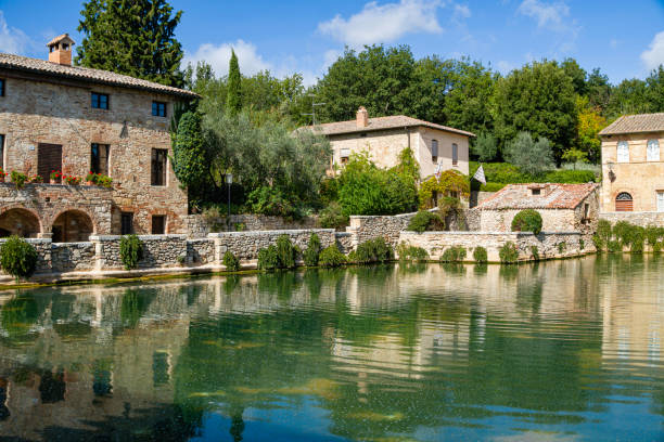 old thermal baths in the medieval village bagno vignoni, tuscany - vignoni imagens e fotografias de stock