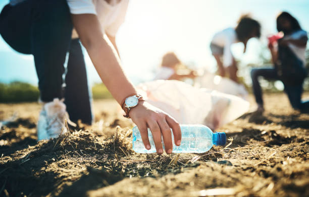 여름 캠프에서 필드에서 쓰레기를 따기 인식 할 수없는 십대의 샷 - pollution environmental damage garbage environment 뉴스 사진 이미지