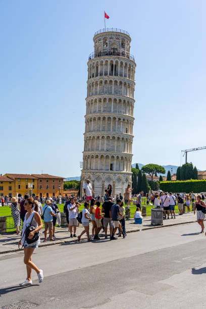 los turistas visitan y se toman fotos con la torre inclinada de pisa, italia - leaning tower of pisa people crowd tourism fotografías e imágenes de stock