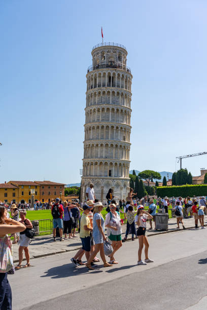 muchos turistas visitan la torre inclinada de pisa en verano, italia - leaning tower of pisa people crowd tourism fotografías e imágenes de stock