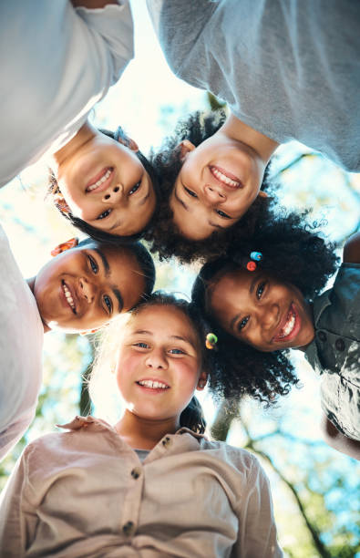 foto de un grupo de adolescentes de pie en un círculo en la naturaleza en el campamento de verano - teenager team carefree relaxation fotografías e imágenes de stock