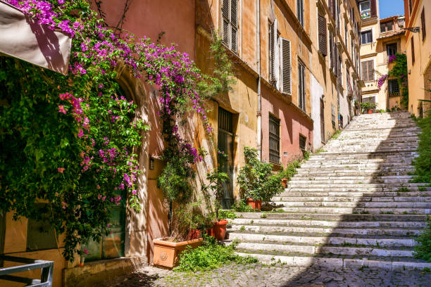 una escalera en un callejón encantador y escondido en el distrito de monti, en el corazón de roma - narrow alley fotografías e imágenes de stock