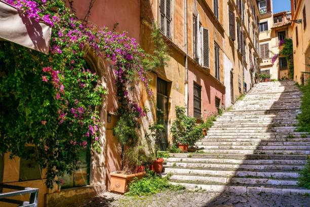 un bellissimo vicolo in pietra con una scalinata nel famoso quartiere monti, nel cuore storico di roma - rome italy travel traditional culture foto e immagini stock