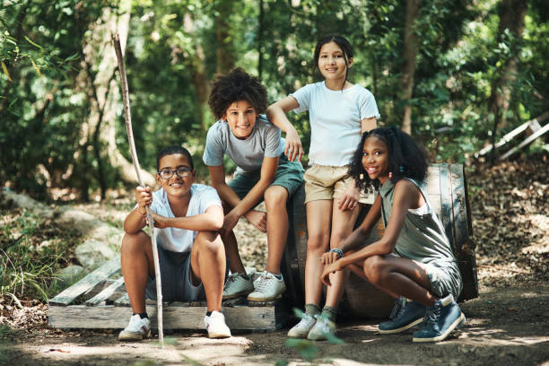 foto de un grupo de adolescentes divirtiéndose en la naturaleza en el campamento de verano - teenager team carefree relaxation fotografías e imágenes de stock