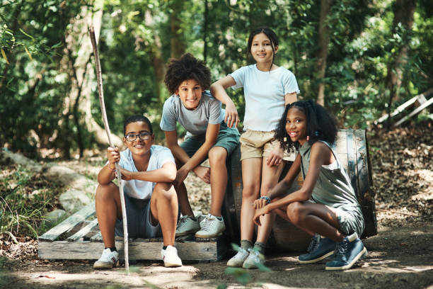 plan d’un groupe d’adolescents s’amusant dans la nature au camp d’été - teenager team carefree relaxation photos et images de collection