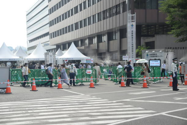 centro de inoculação em larga escala para vacina modelo coronavírus organizado pela força de autodefesa do japão - japanese military - fotografias e filmes do acervo