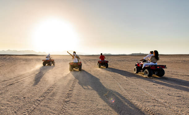 guidare quad nel deserto! - off road vehicle quadbike desert dirt road foto e immagini stock