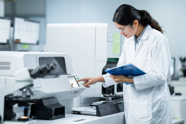istock Medical technicians Doctor looking at the microscope 1326036971