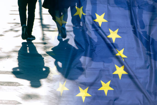 ue o unión europea bandera y sombras de personas, concepto imagen política - europe european union currency euro symbol european union flag fotografías e imágenes de stock