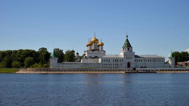 Ipatiev Monastery (Hypatian Monastery), male monastery (1330) situated on bank of Kostroma River just opposite of Kostroma city. View from side of old channel of Kostroma River, Golden Ring of Russia, Kostroma, Russia monasterio de ipatiev (monasterio de hypatian), monasterio masculino (1330) situado en la orilla del río kostroma justo enfrente de la ciudad de kostroma. vista desde el lado del antiguo canal del río kostroma, anillo de oro de rusia, kostroma, rusia