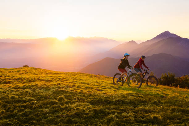 cycling uphill with mountain bike - cycling teenager action sport imagens e fotografias de stock