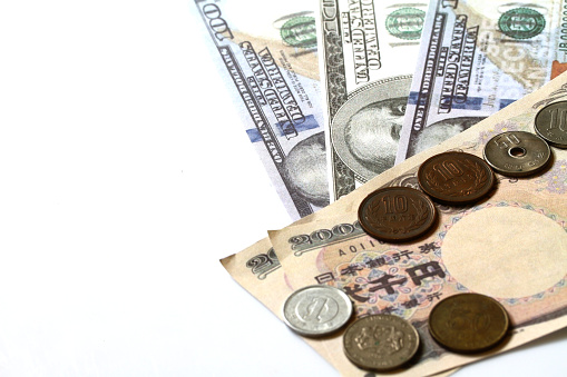 Uang Kertas Dan Koin Jepang Dan Dolar Terisolasi Dengan Latar Belakang uang-kertas-dan-koin-jepang-dan-dolar-terisolasi-dengan-latar-belakang