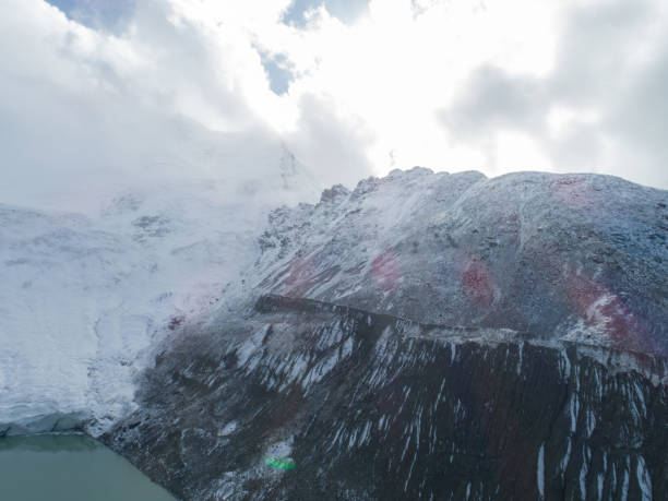 vista aérea de las montañas glaciares y la laguna en el tíbet, china - glacier himalayas frozen lake fotografías e imágenes de stock