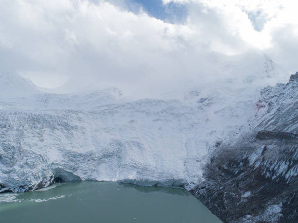 中国・チベットの�氷河山脈とラグーンの空中写真 - glacier himalayas frozen lake ストックフォトと画像