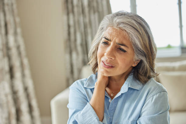 성숙한 여자 에 홈 고통 부터 근육 통 또는 통증 에 목 - 목통증 뉴스 사진 이미지