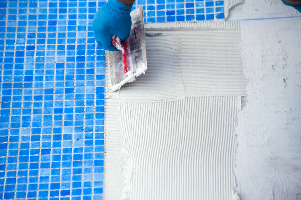 istock Laying tile in the pool. Pool repairing work. 1326060343
