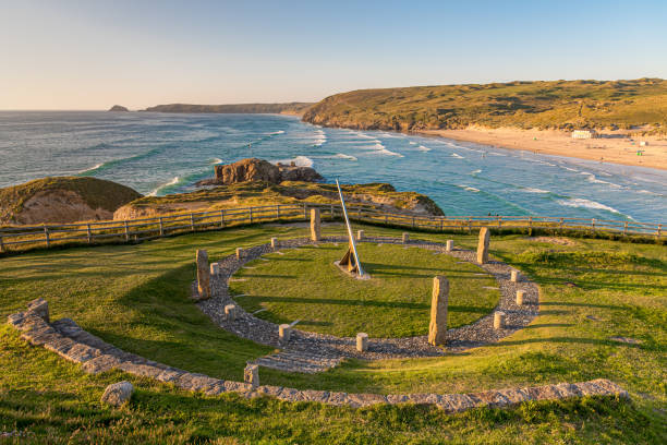 前景に日のダイヤルと後ろのビーチを持つペランポース、コーンウォールの景色 - beach atlantic ocean cornwall england sea ストックフォトと画像