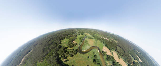 krajobraz wiejski z małą meandrującą rzeką (panorama 360 stopni) - rowboat nautical vessel river mid air zdjęcia i obrazy z banku zdjęć