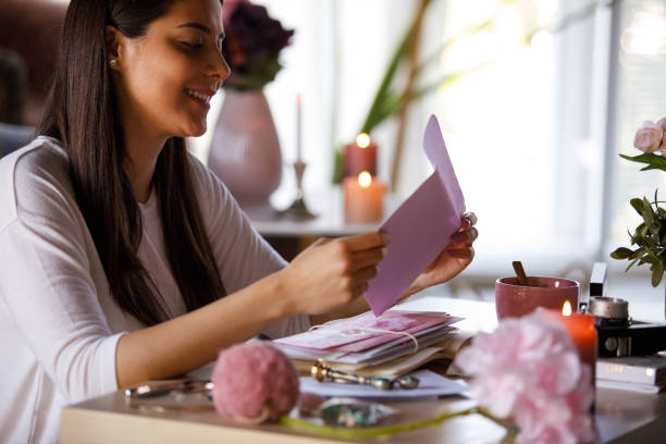 otwarcie listu od drogiego przyjaciela - opening mail envelope greeting card zdjęcia i obrazy z banku zdjęć