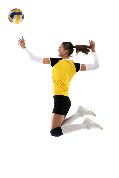 jugadora profesional de voleibol femenino con pelota aislada sobre fondo de estudio blanco. el atleta, el ejercicio, la acción, el deporte, el estilo de vida saludable, el entrenamiento, el concepto de fitness. - volley kick fotografías e imágenes de stock