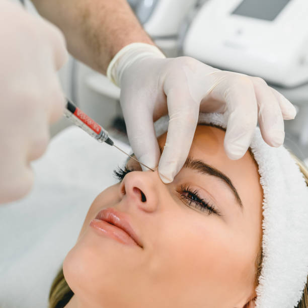 schönheitsbehandlung mit botox - plastic surgery botox injection face lift nose job stock-fotos und bilder