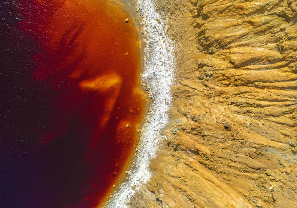 orilla del lago rojo tóxico en mina de cobre a cielo abierto abandonada - tailings fotografías e imágenes de stock