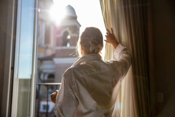 donna che guarda la basilica di ss. ambrogio e carlo - waking up window women morning foto e immagini stock