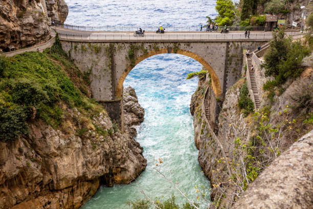 pont sur le fjord de furore, côte amalfitaine, italie - italy two lane highway driving people traveling photos et images de collection