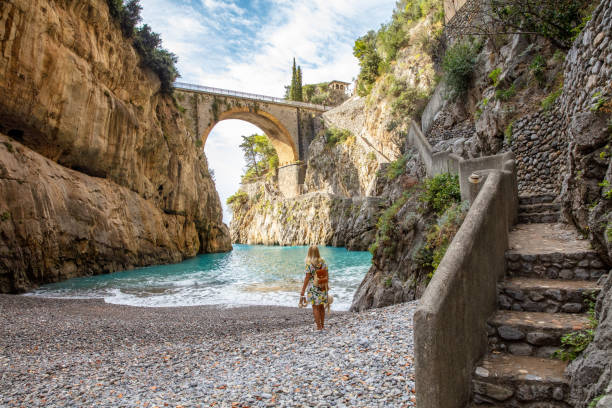 frau bei fiordo di furore bridge,amalfi,italien - women rear view one person arch stock-fotos und bilder