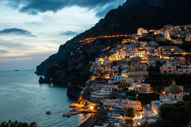 view of positano beach in amalfi coast italy - salerno imagens e fotografias de stock