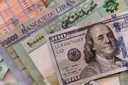 Lira libanesa (libra libanesa) moneda con 100 USD photo