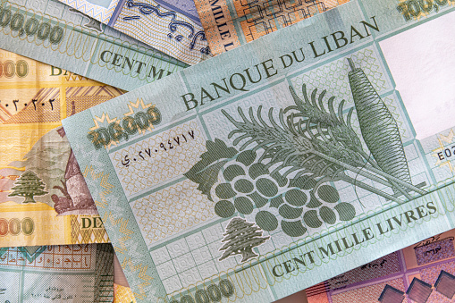 Moneda de la lira libanesa (libra libanesa) photo