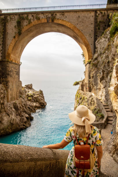 junge frau zu fuß treppen am fiordo di furore beach,italien - women rear view one person arch stock-fotos und bilder