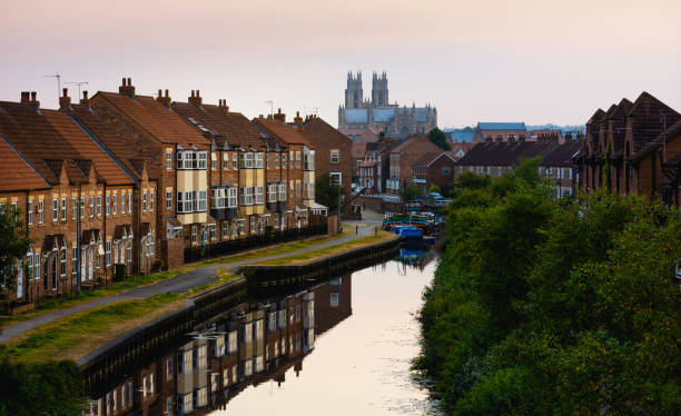 the minster, beck, and townhouses at sunset, beverley, yorkshire, uk. - beck fotografías e imágenes de stock