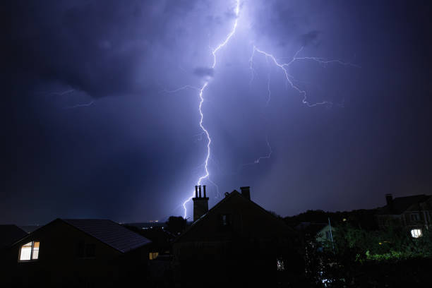 bellissimi lampi nel cielo serale durante un temporale - lightning house storm rain foto e immagini stock