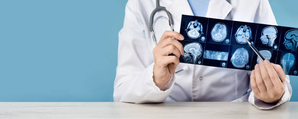 ヘッドチェックでx線医療画像を指す女性医師 - human spine mri scan x ray doctor ストックフォトと画像