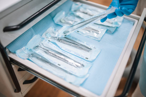 organisation von zahngeräten im studio - dental hygiene stock-fotos und bilder