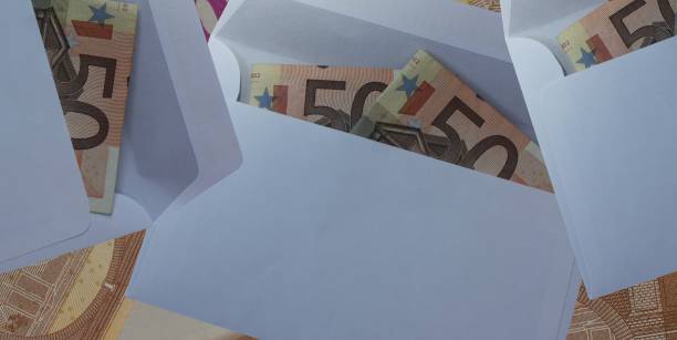 banknoty 50 euro w kopertach gospodarka - european union euro note obrazy zdjęcia i obrazy z banku zdjęć
