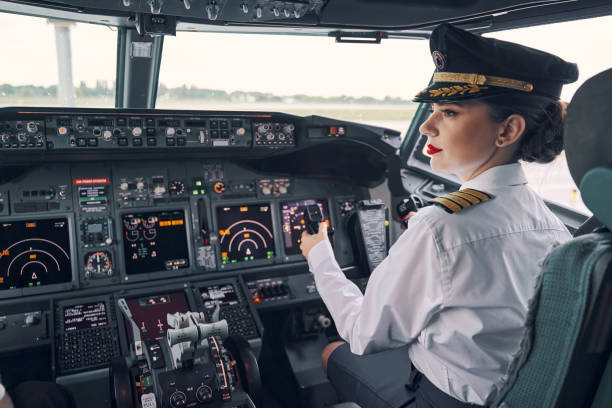 pensive donna dai capelli scuri co-pilota seduta nella cabina di pilotaggio - airplane boeing runway cockpit foto e immagini stock