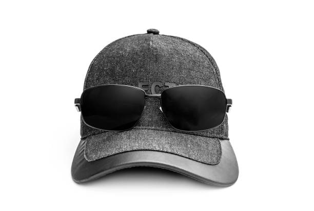 черная мужская бейсболка с солнцезащитными очками на белом фоне. - helmet helmet visor protection black стоковые фото и изображения