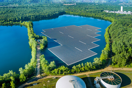 Vista aérea de la plataforma de celdas de paneles solares flotantes en el lago photo