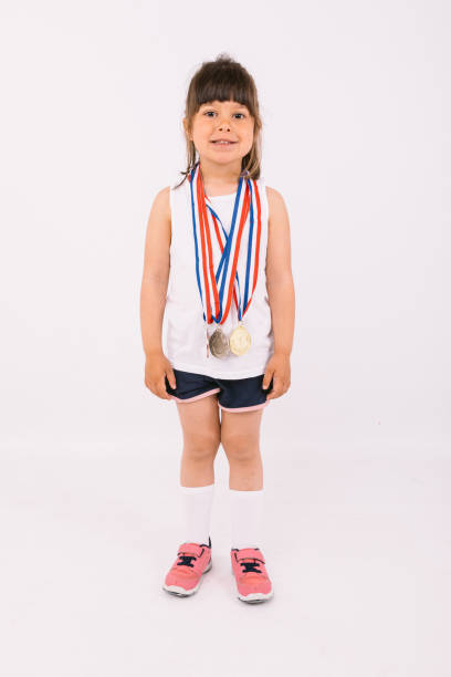 bambina con i capelli scuri con medaglie campione di sport. concetto di sport e vittoria - humor athlete trophy one person foto e immagini stock